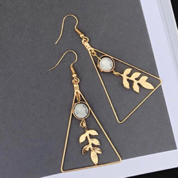 🛍 Triangle Bead Leaf Drop Earrings - Picture 2 of 3